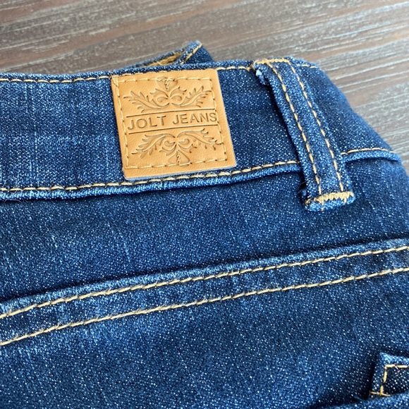 Jolt ladies denim in size 3. 31 inch inseam with slight distressing. - Picture 4 of 7